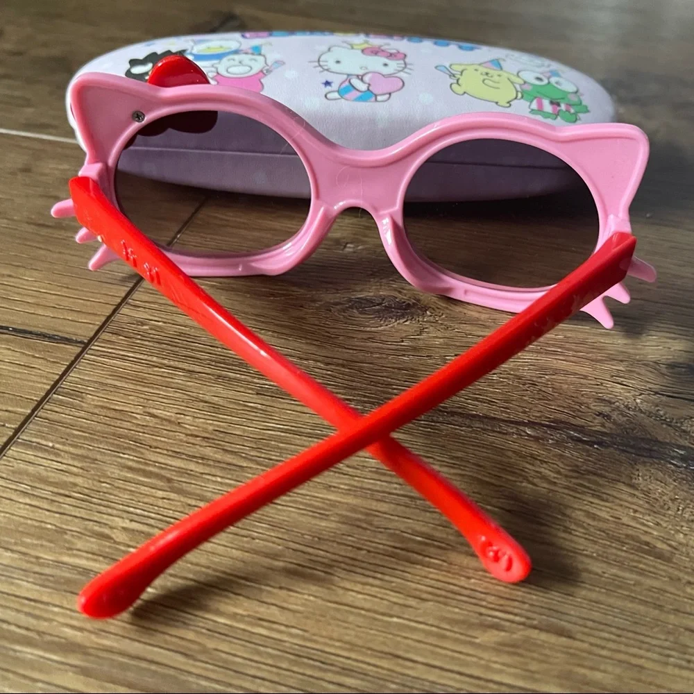 SANRIO-NWT Children’s Hello Kitty Sunglasses and Character Holder Set!